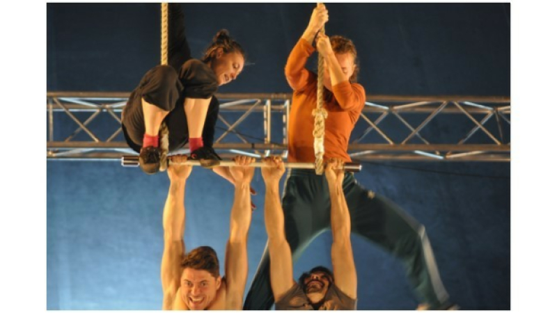 Une matinée sous le chapiteau avec la compagnie Cirquons Flex sur DFM 930 samedi !