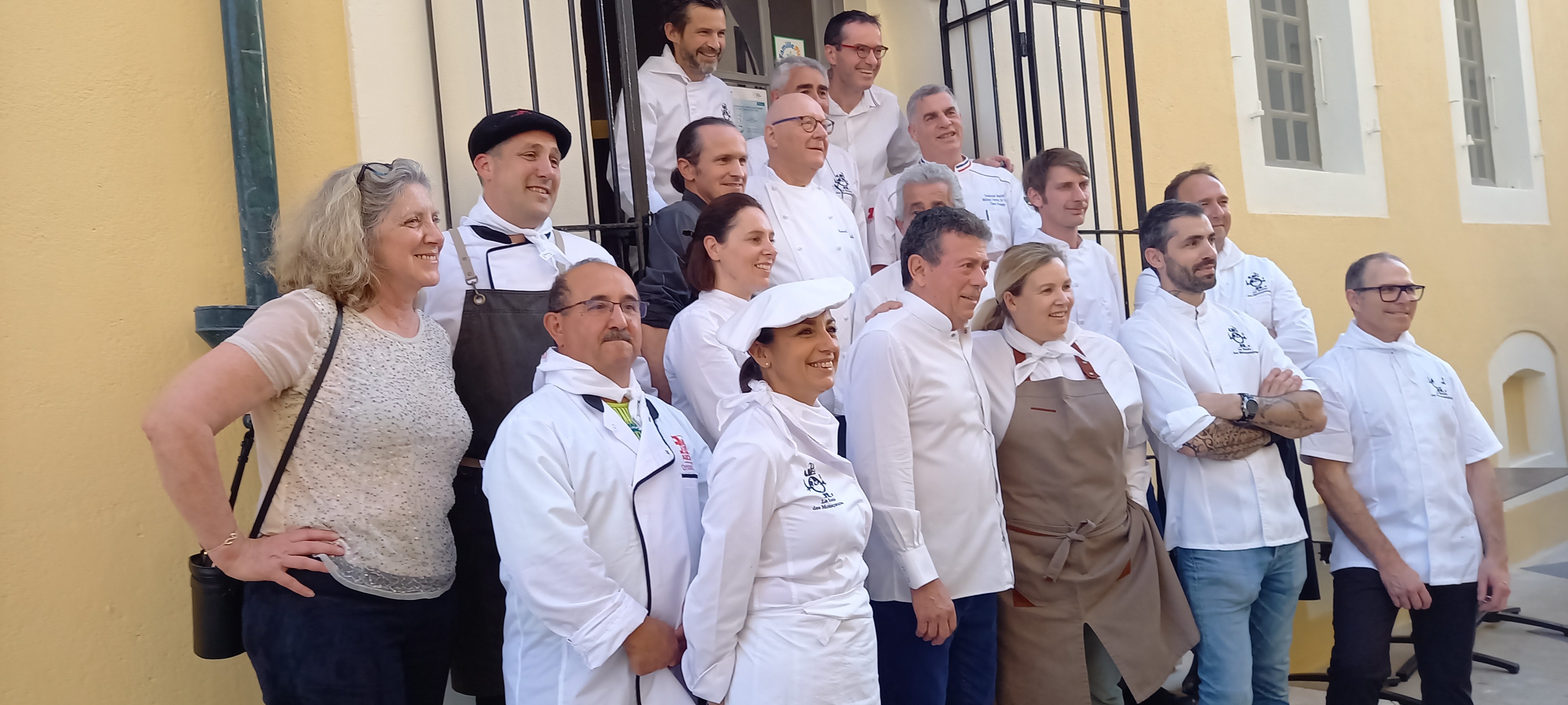 Les chefs de la Ronde des Mosquetaires posent en compagnie d'Hélène Darroze, Christian Constant et Ariane Daguin.