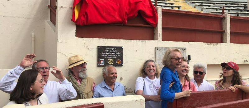 Une plaque commémorative en l'honneur d'André Daguin dans les arènes de Vic-Fezensac