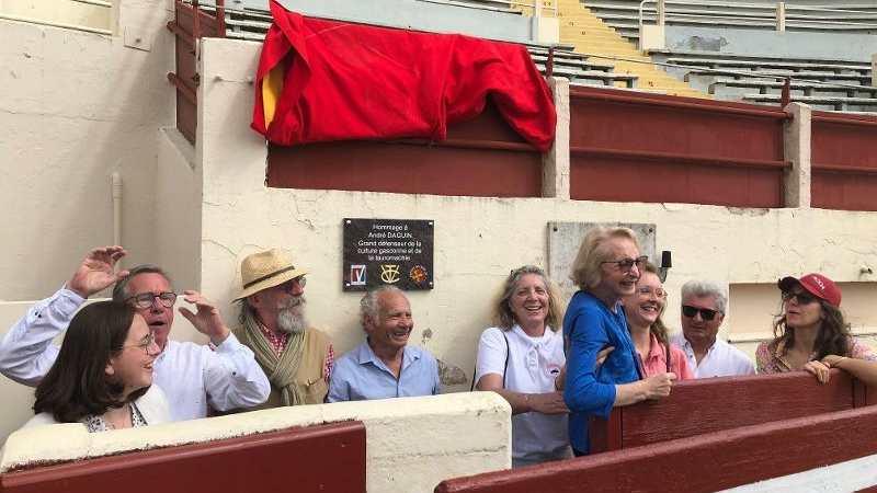 Une plaque commémorative en l'honneur d'André Daguin dans les arènes de Vic-Fezensac