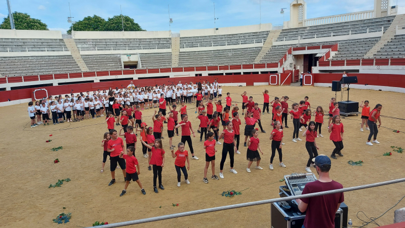 Les arènes, un cadre idéal pour le spectacle de l’école élémentaire aux couleurs de l’Espagne