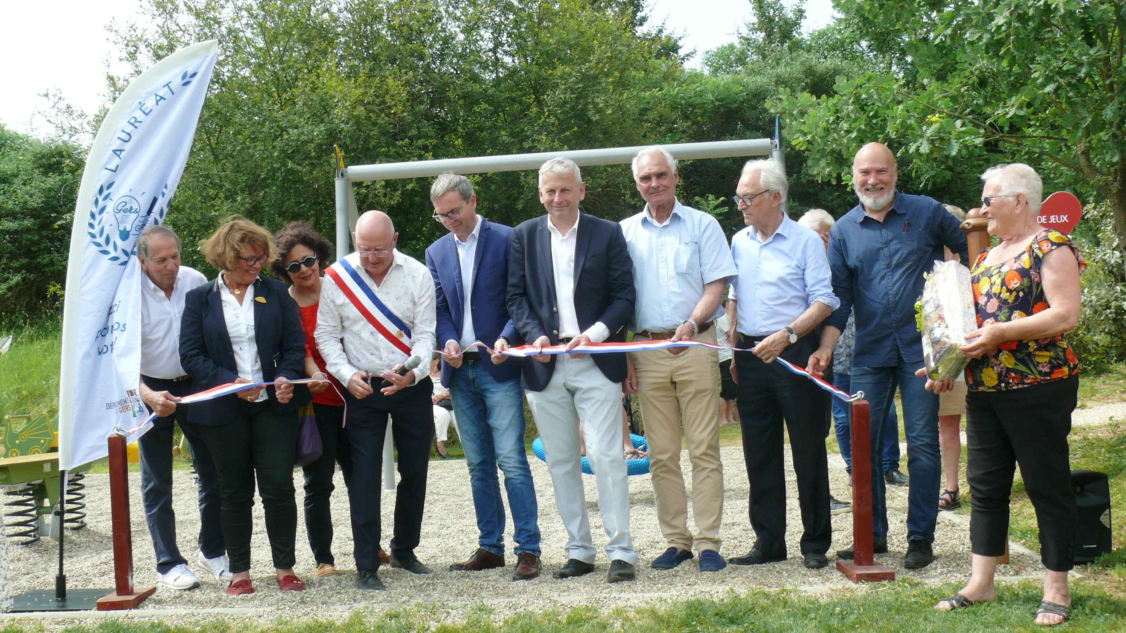 Eric Bonnet entouré de Chantal Dejean-Dupèbe, Fatma Adda, Michaël Aurora, Jean-René Cazeneuve, François Rivière, Alaun Duffourg, Jean-Luc Yelma, Jeanine Mendousse