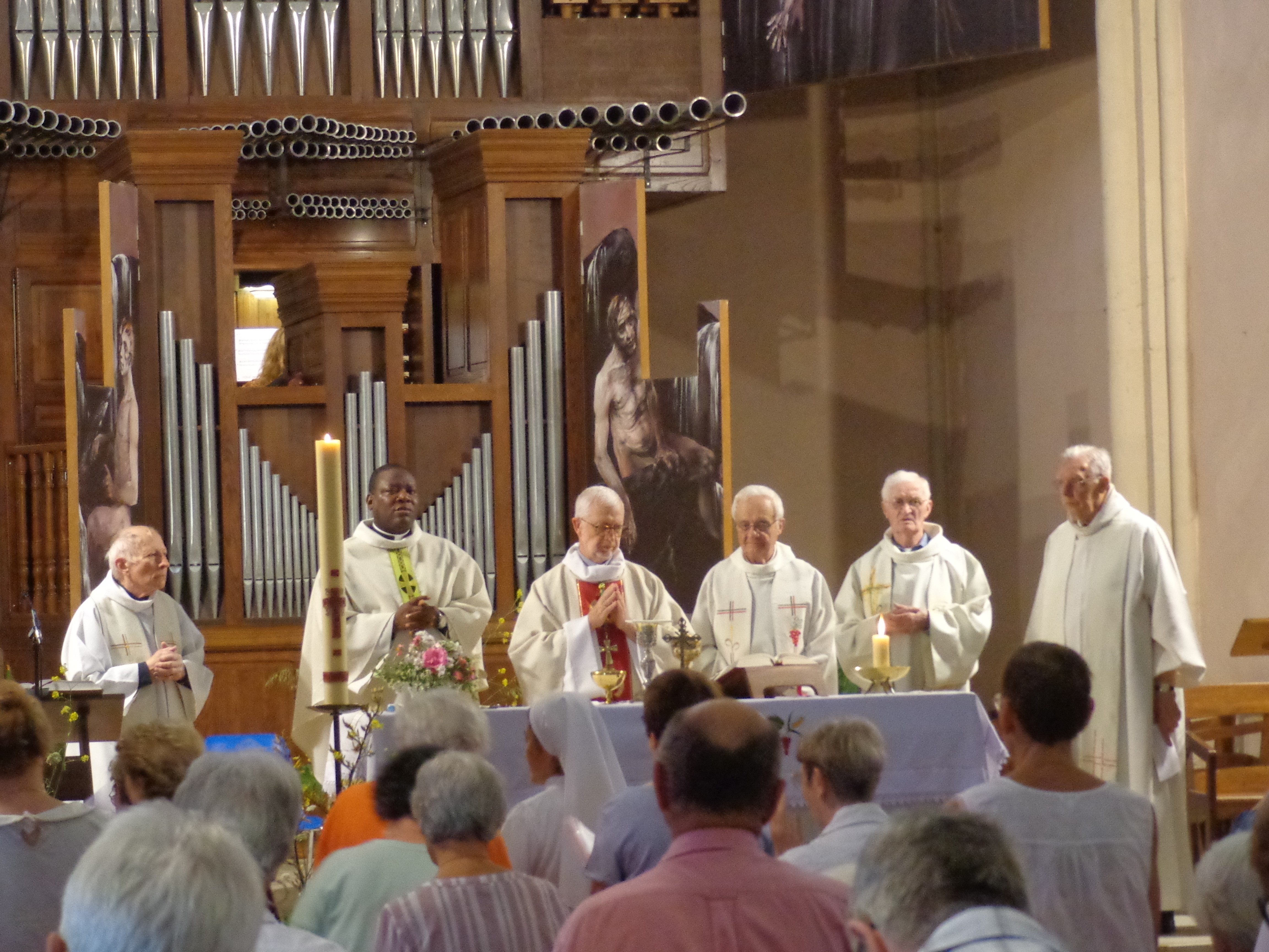 six concélébrants ont célébré la messe.