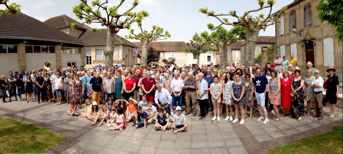 Le village reuni