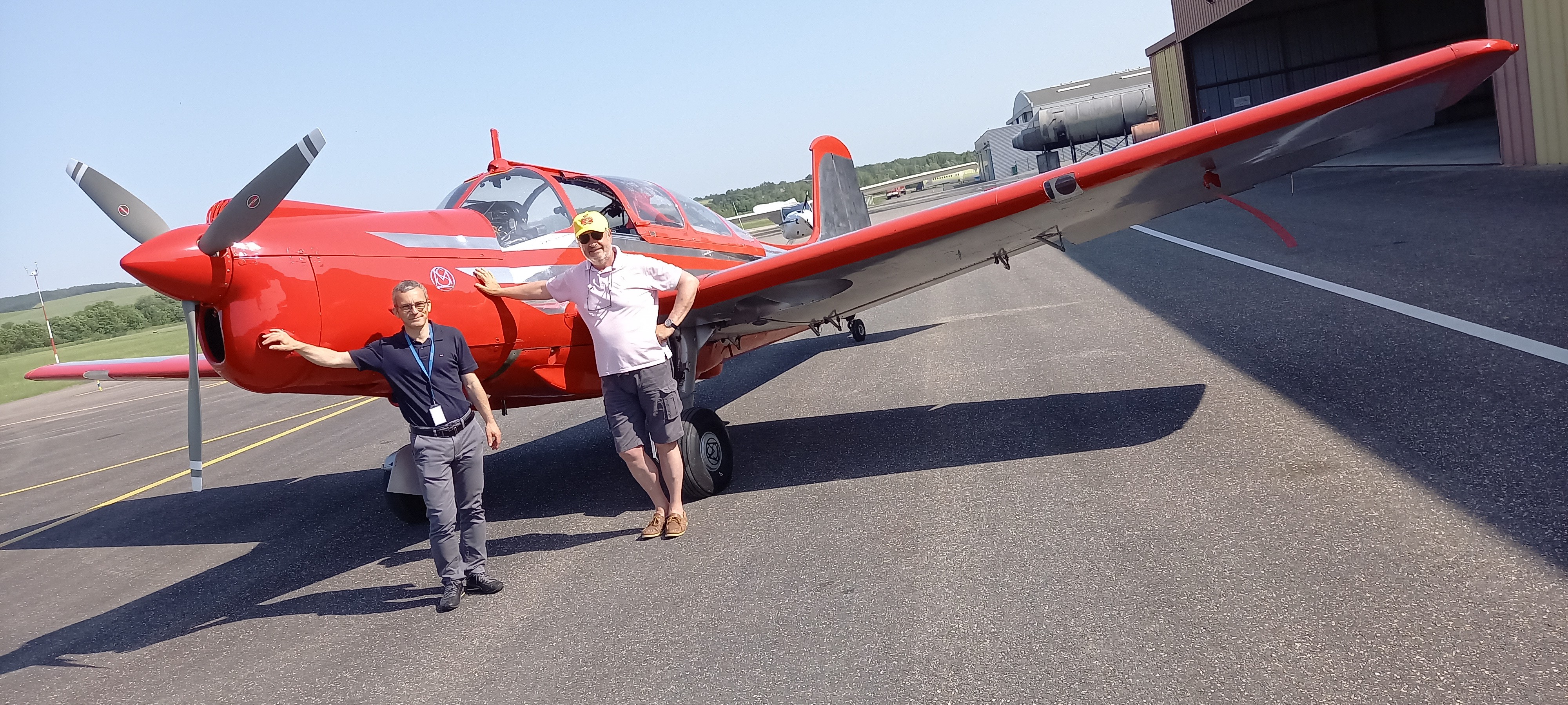 David Bidou, le directeur de l'aéroport Auch-Gers et Gérard Dubois ont présenté le Morane-Saulnier 733 après sa restauration