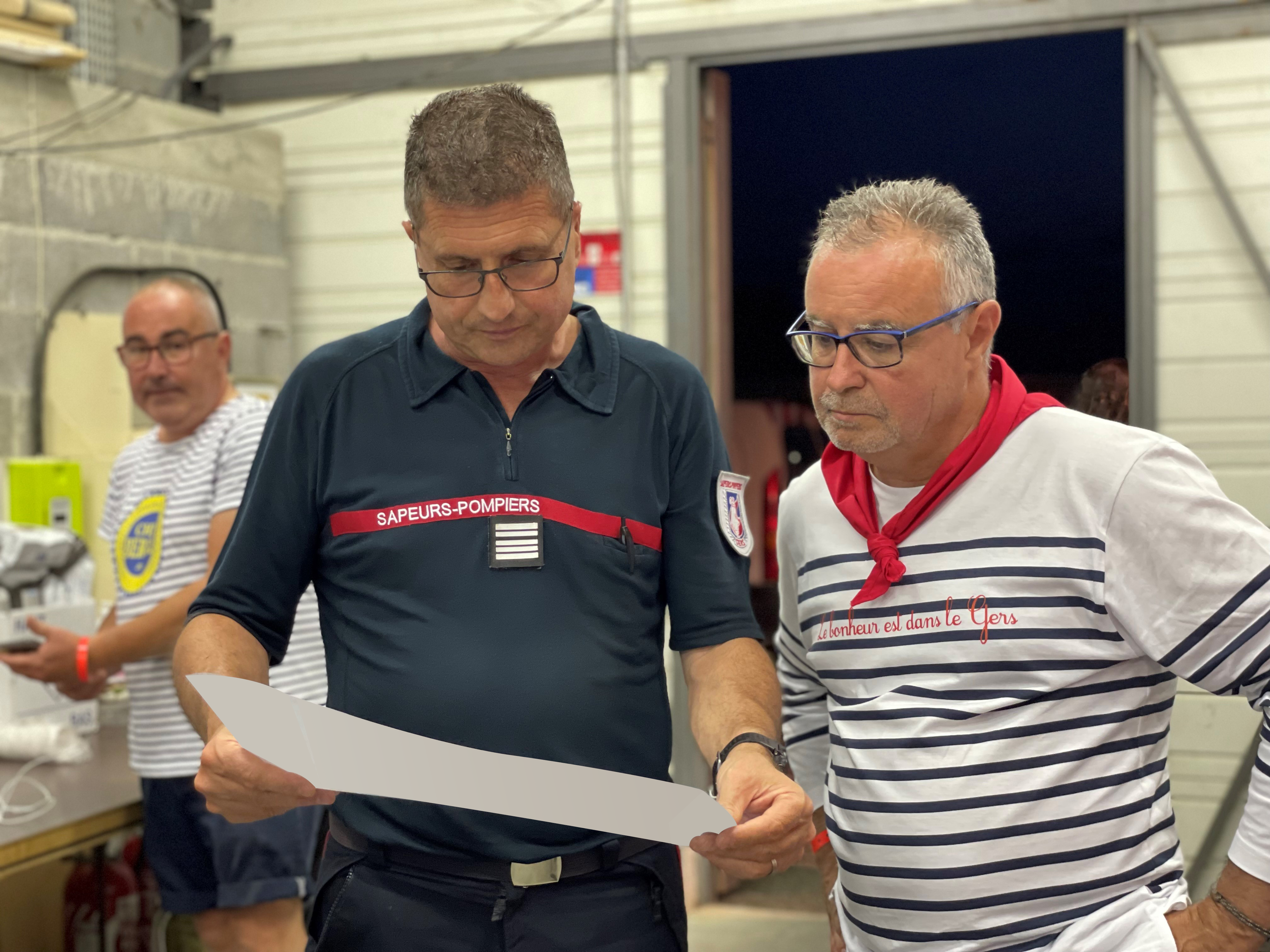 Philippe Dupouy fait le point avec le colonel Xavier Pergaud.