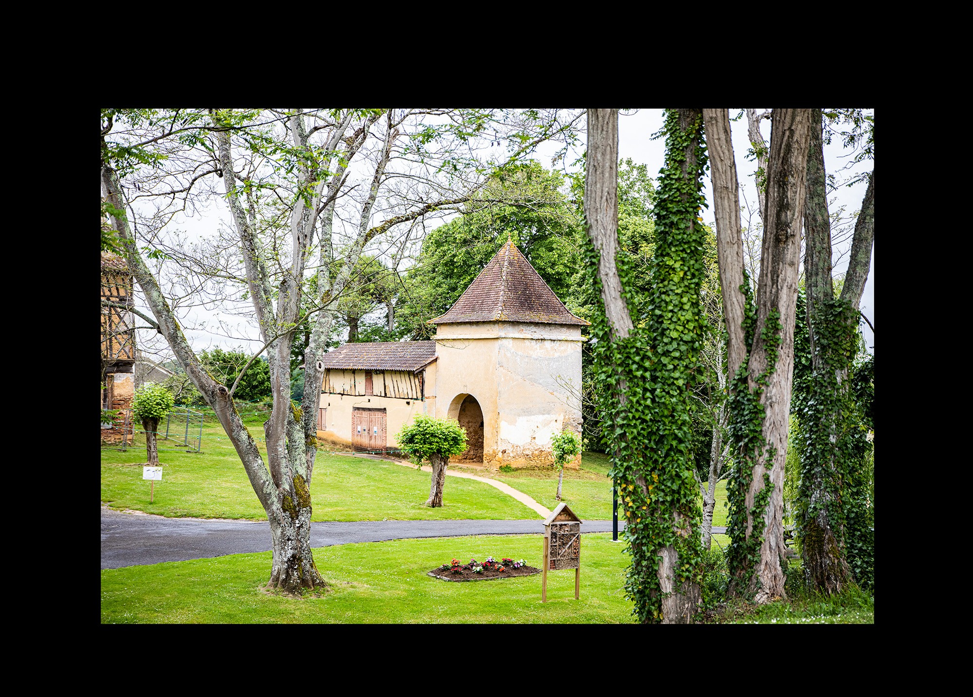 1 Tout près du Castet le bâtiment de la Manse 180521.jpg