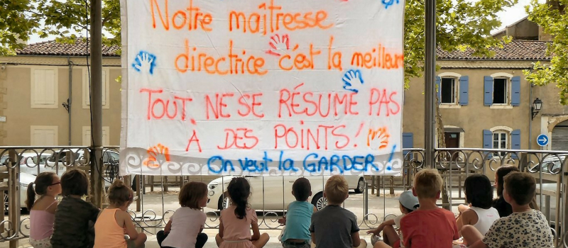 Parents et enfants veulent garder leur  directrice