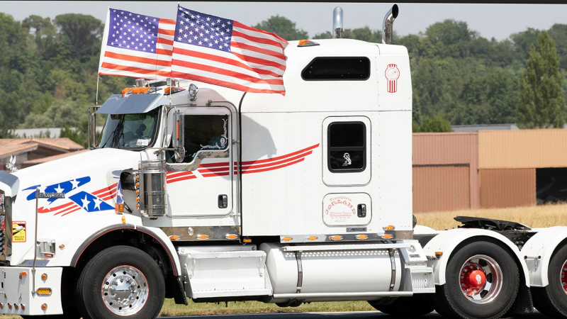 Camions américains au défilé du circuit de Nogaro