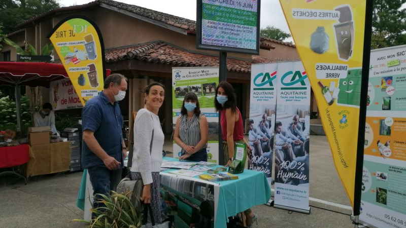 Un stand Sictom Ouest et Crédit Agricole au marché