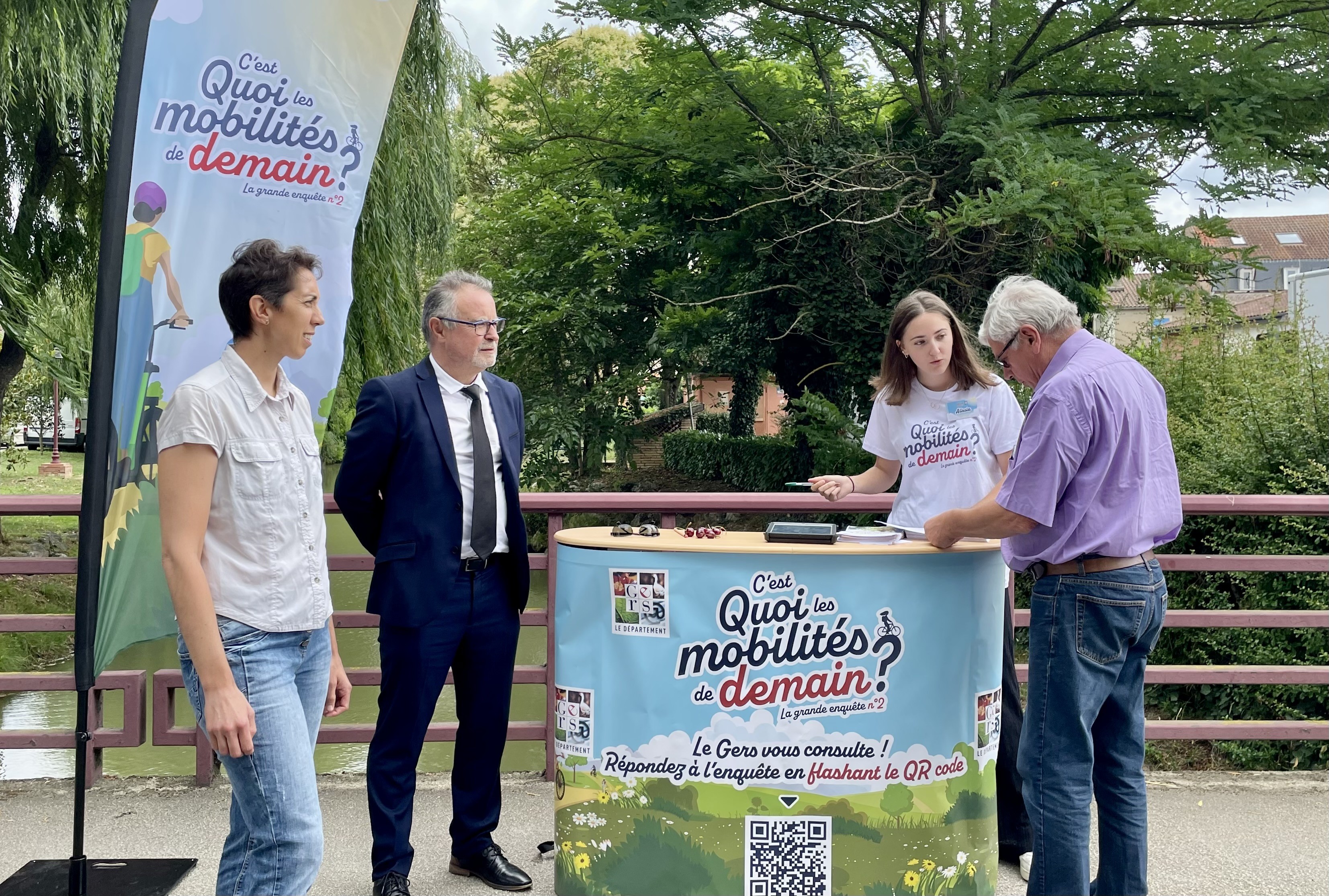 le président du département, Philippe Dupouy et Lydie Toison, en charge des mobilités au sein du département au stand du marché à Samatan