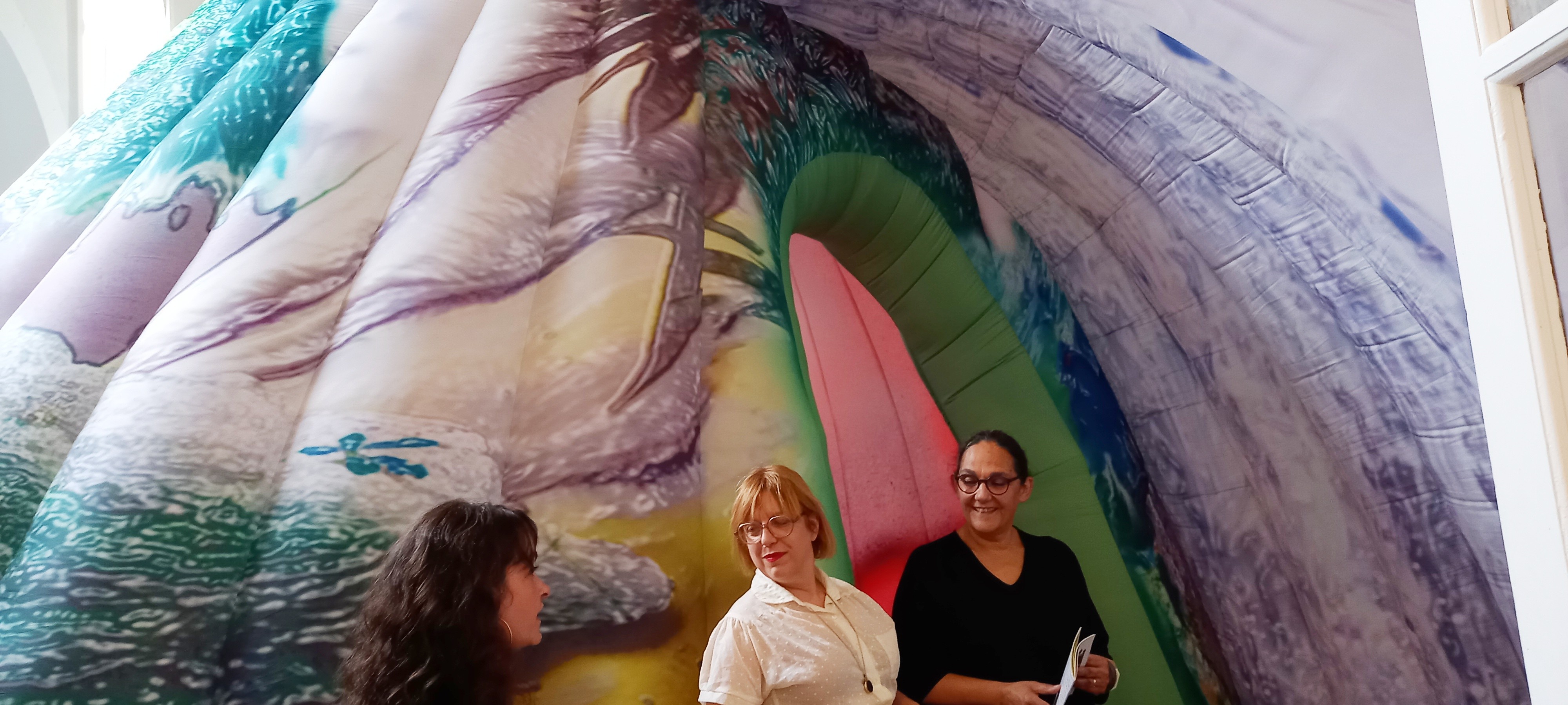 Devant l'oeuvre, Caracola, Karine Mathieu est entourée de l'artiste, Cécile Lechevallier, et de Nathalie Barrouillet, Conseillère Départementale en charge de la culture.
