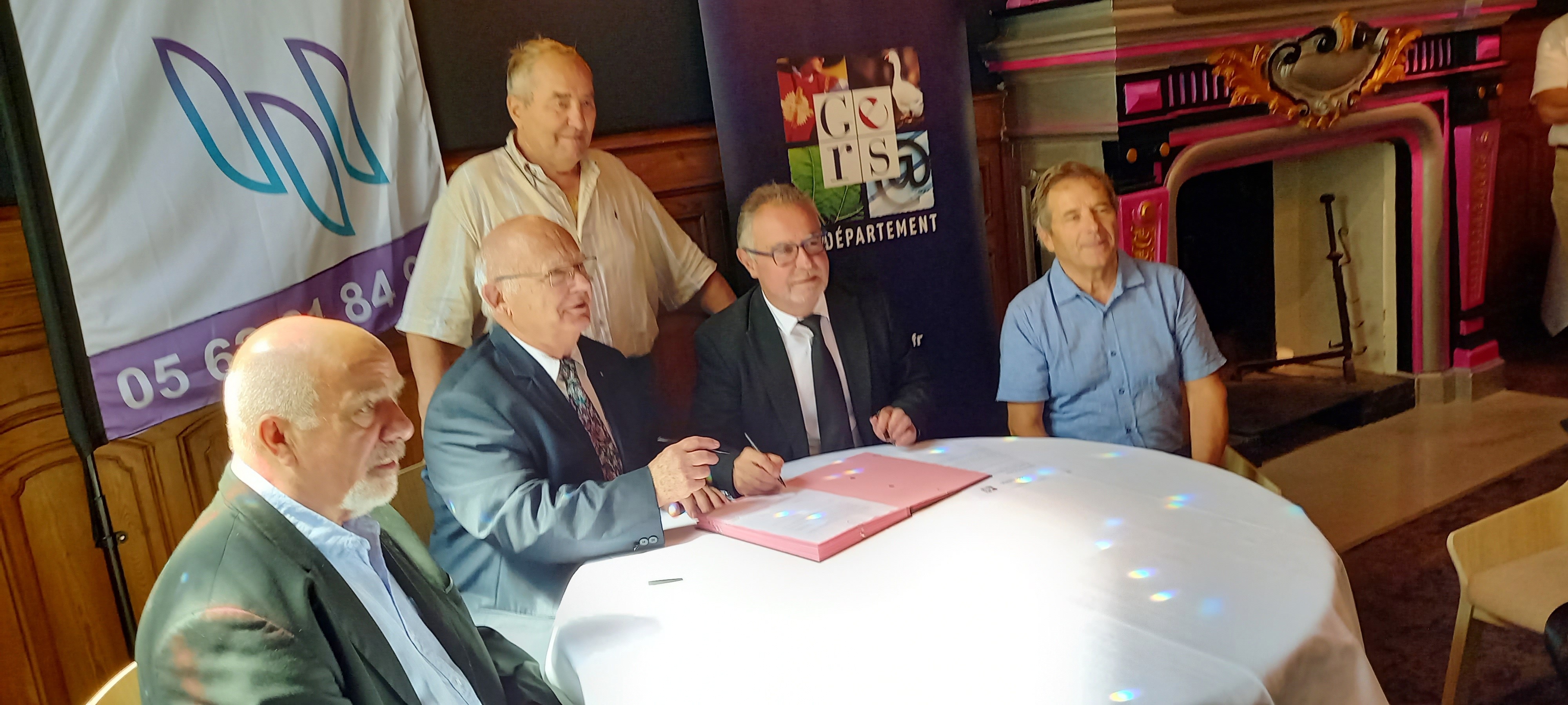 Jean-Guy Dupuy et Philippe Dupouy lors de la signature de la convention de partenariat.