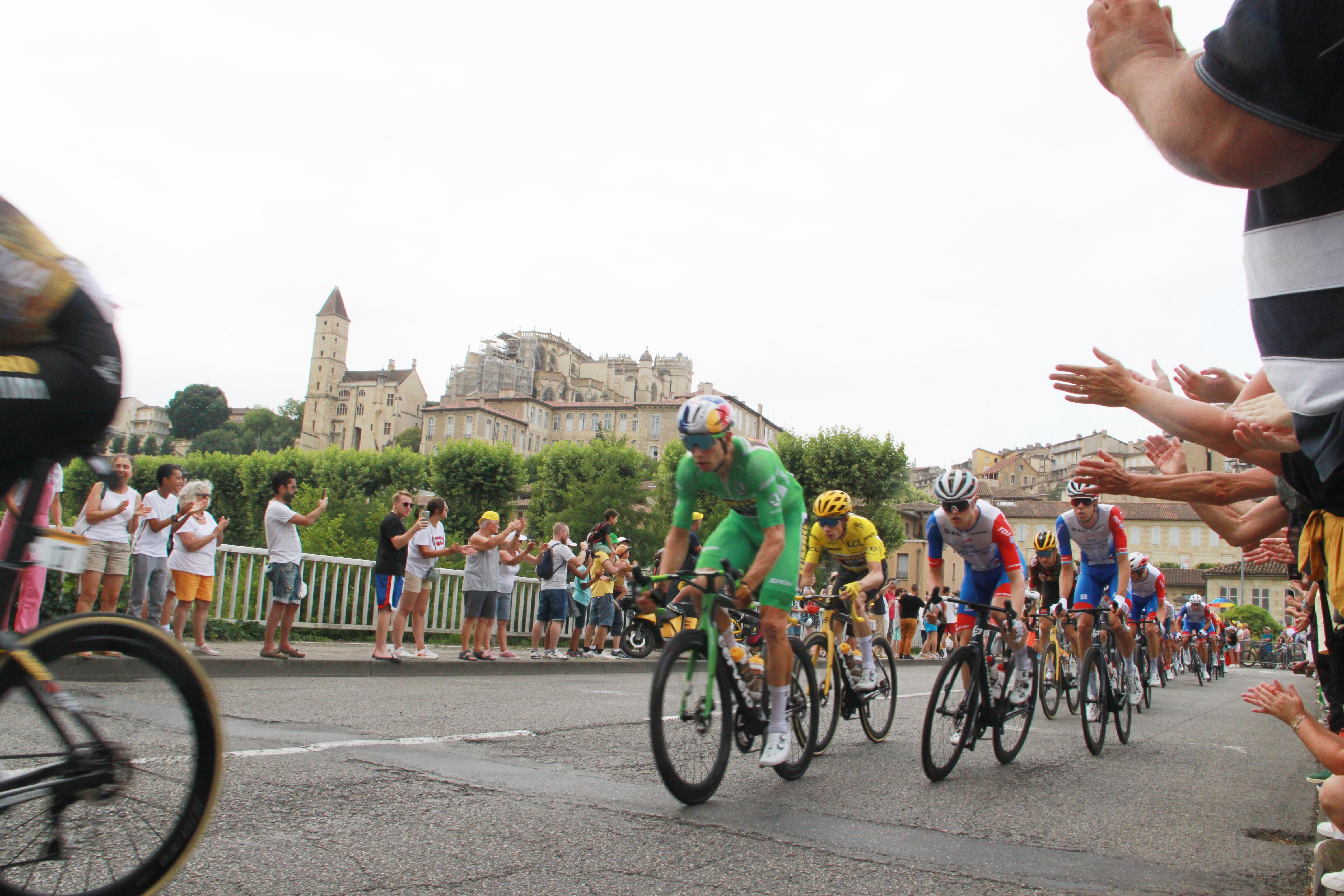 Le peloton sur le pont du Prieuré. Photo : Bernard Vidal