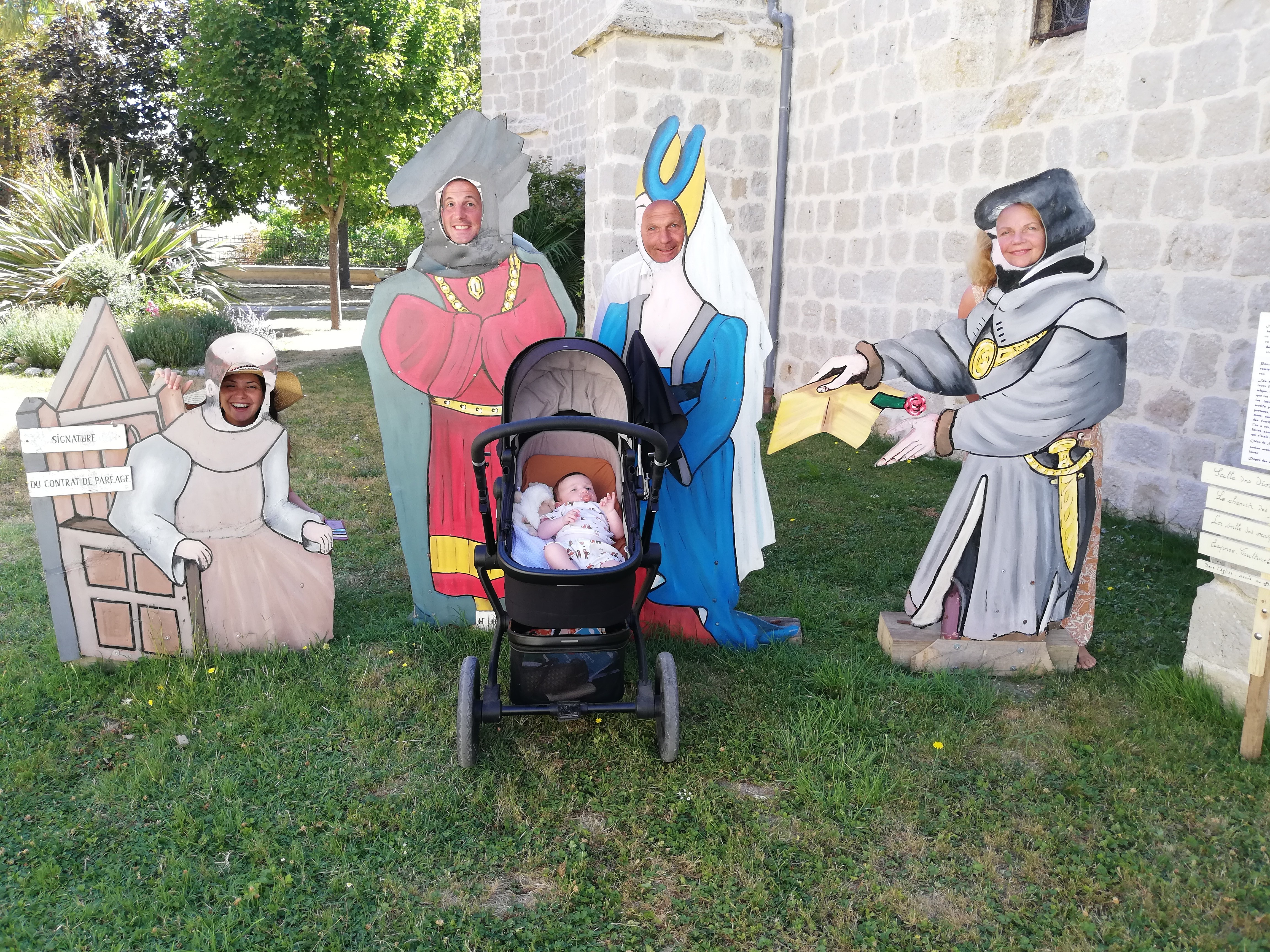 Une famille hollandaise a endossé des habits moyenâgeux. Photo : Claude Laffargue