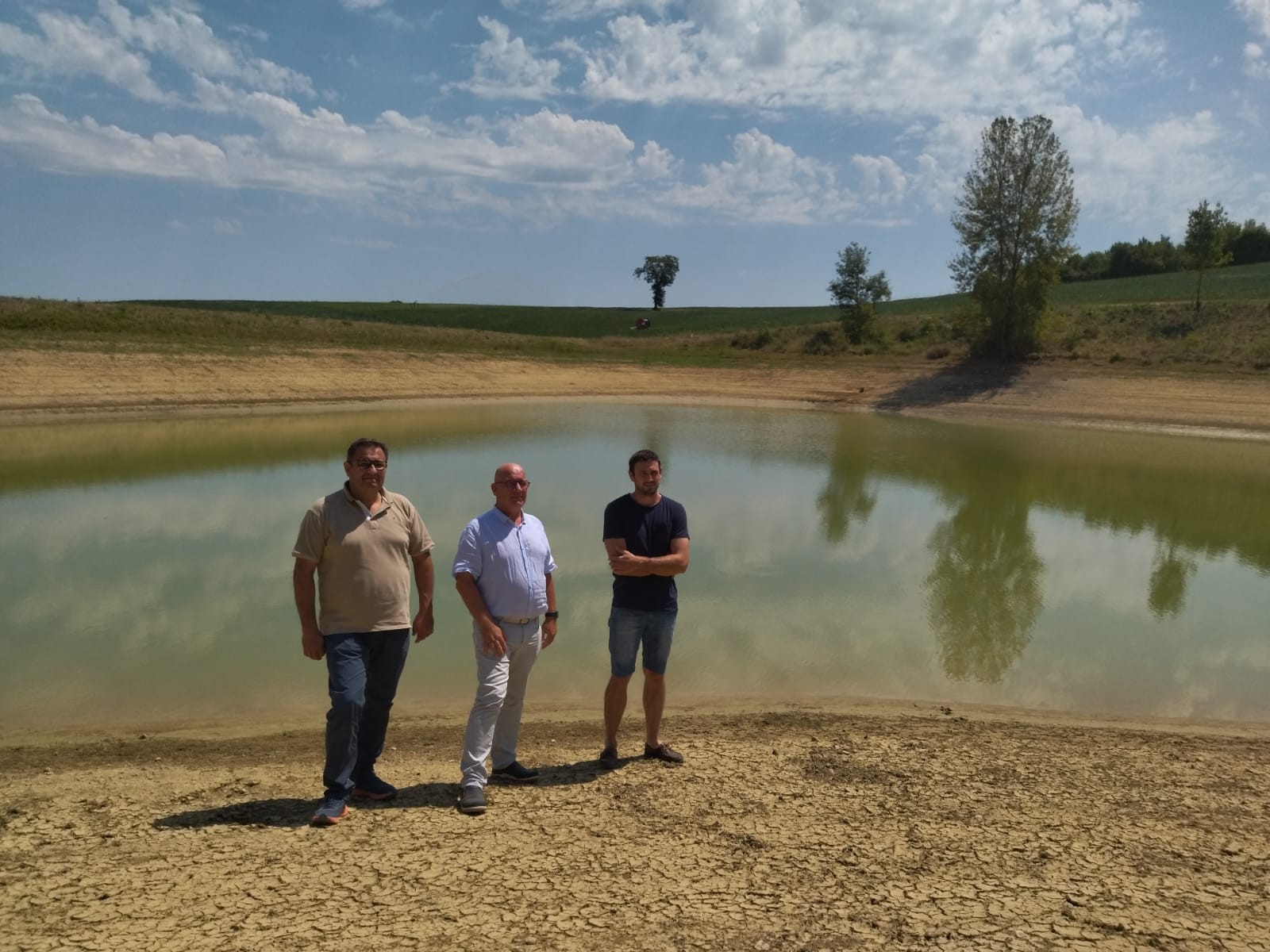 Christian Cardona, FDSEA 32, Bernard Malabirade, Chambre d'agriculture, Xavier Duffau, devant in lac au niveau très bas.