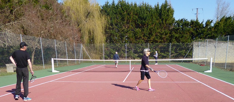 Le court de tennis à votre disposition