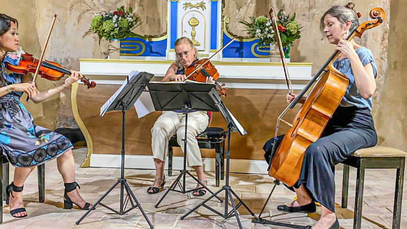 Un concert à l'église en pisé de Daunian (Magnan)