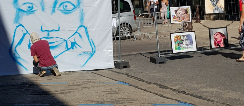 L'art a pris l'air sous les arcades et autour de la mairie de Fleurance
