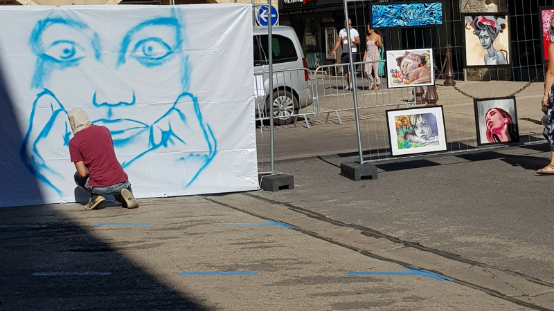 L'art a pris l'air sous les arcades et autour de la mairie de Fleurance