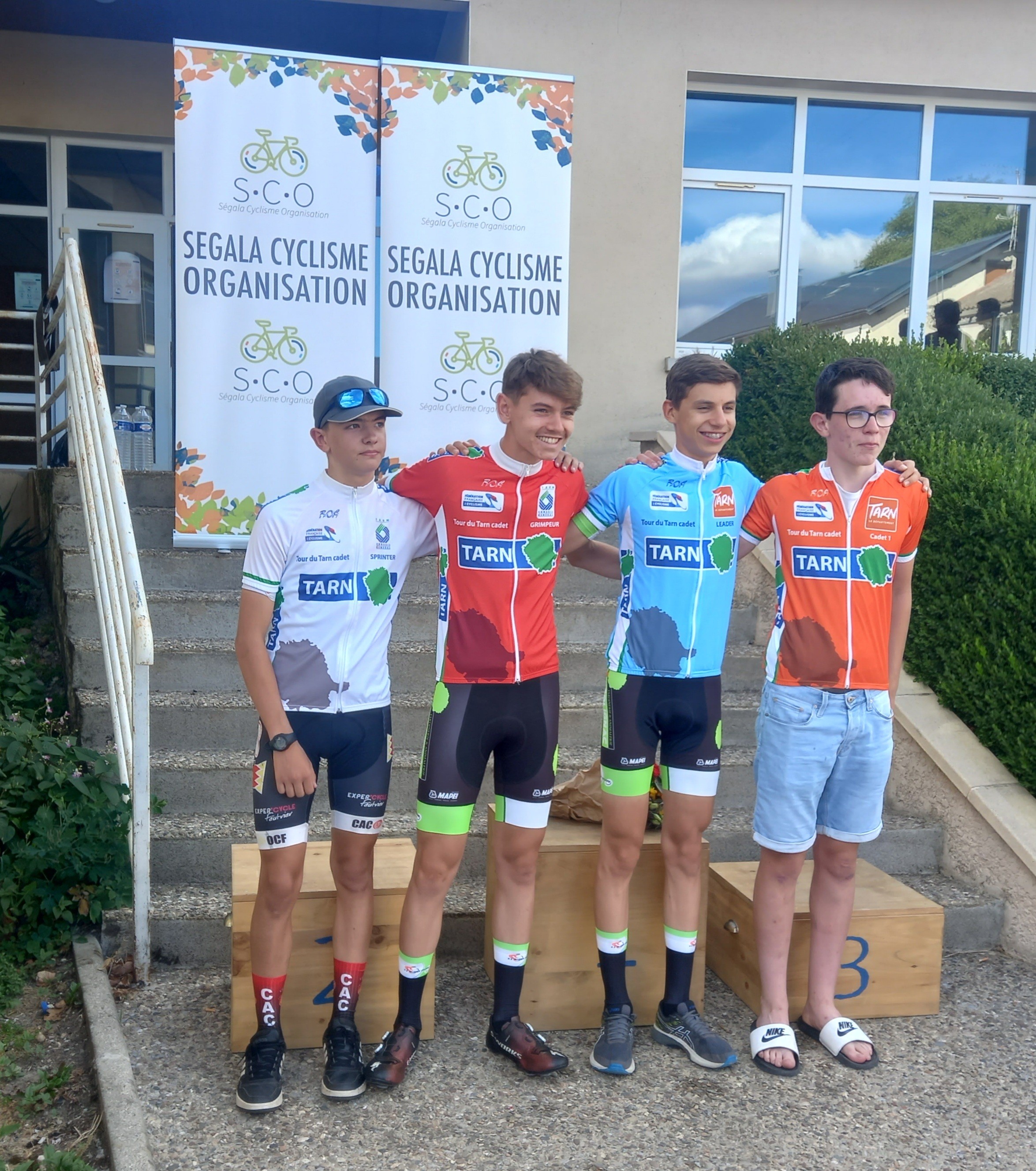 Anan Tortigue (1er sur doite avec maillot orange) Tour du Tarn cadets 20022crédit Ph LL//32