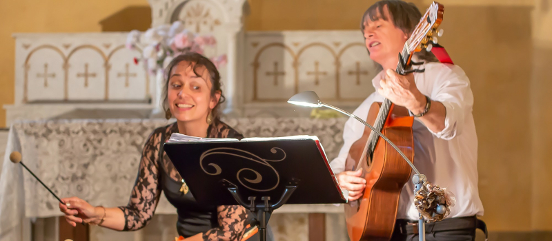 Deux Voix d'ici et d'ailleurs à la chapelle en pisé de Daunian (Magnan)