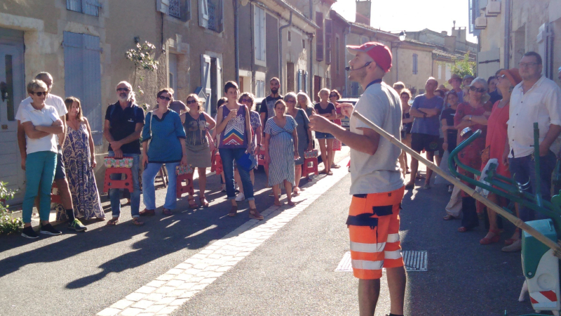 « Je suis invisible » : retour sur une insolite visite guidée de  Lavardens avec l’association la Petite Pierre