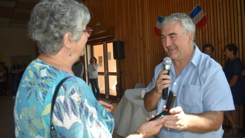 Nadine Vettor reçoit la médaille de la commune