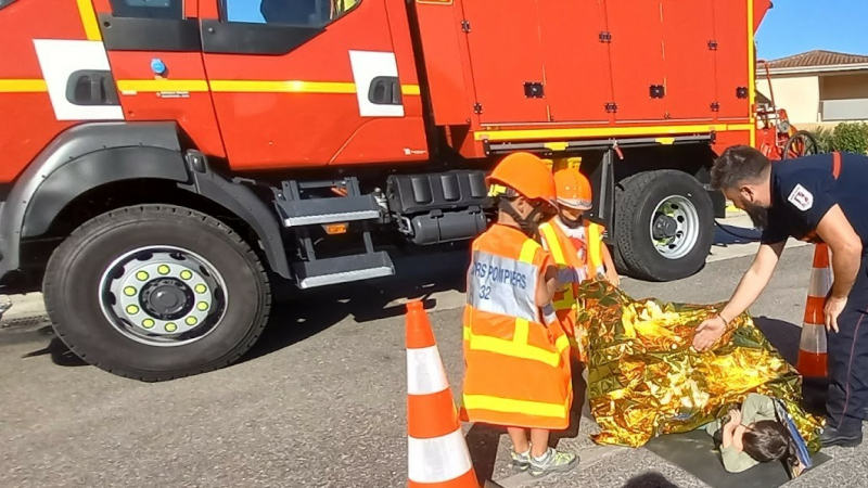 Les élèves de l'école maternelle en visite chez les pompiers !