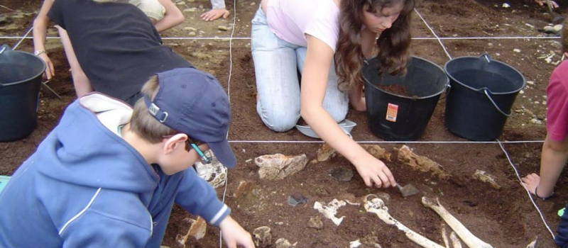 A découvrit les métiers de l'archéologie