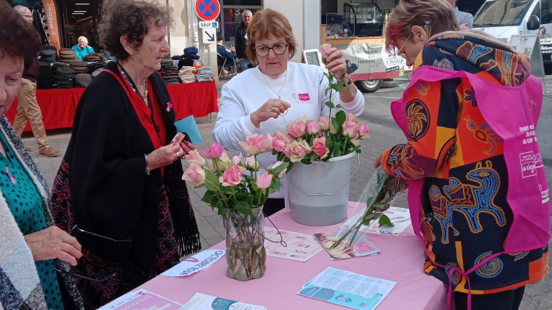 Des roses au marché de Fleurance pour la ligue contre le cancer