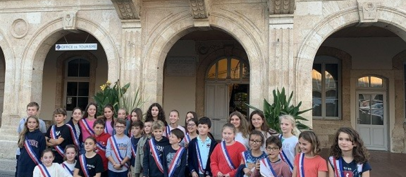 Cérémonie pour la remise des écharpes.