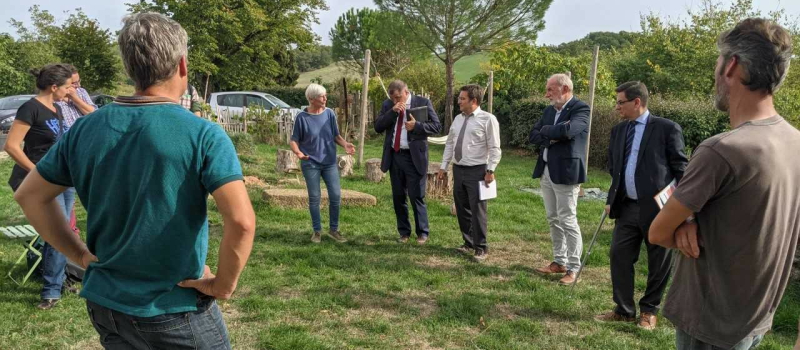 Visite du Préfet du Gers sur la ferme en ovins viande du co-porte-parole de la Confédération paysanne du Gers