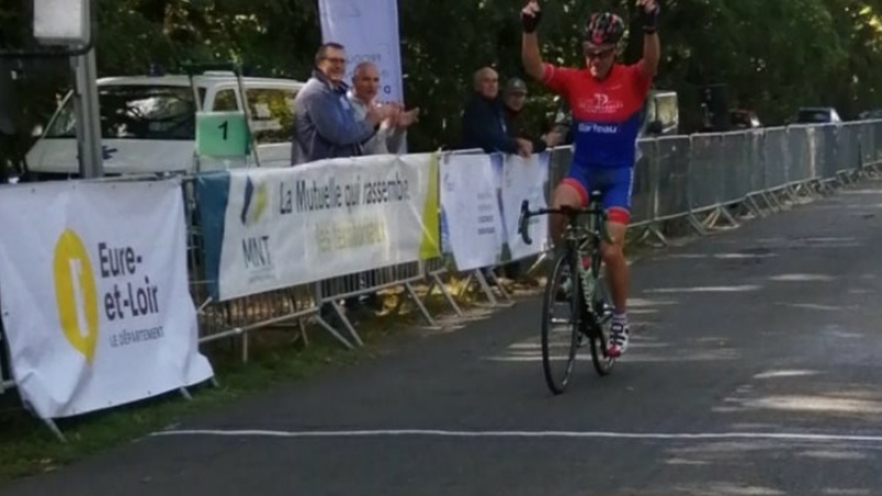Jean Kiébel s'offre un maillot bleu - blanc - rouge