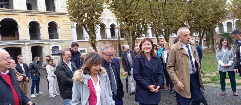 Carole Delga en visite à la caserne Espagne