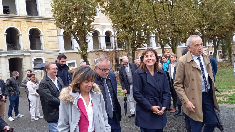 Carole Delga en visite à la caserne Espagne