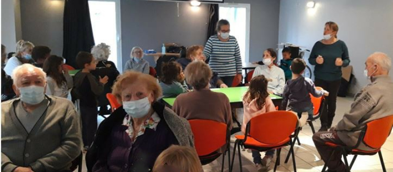 Résidents et enfants autour d’un projet commun