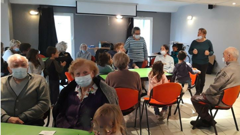 Résidents et enfants autour d’un projet commun