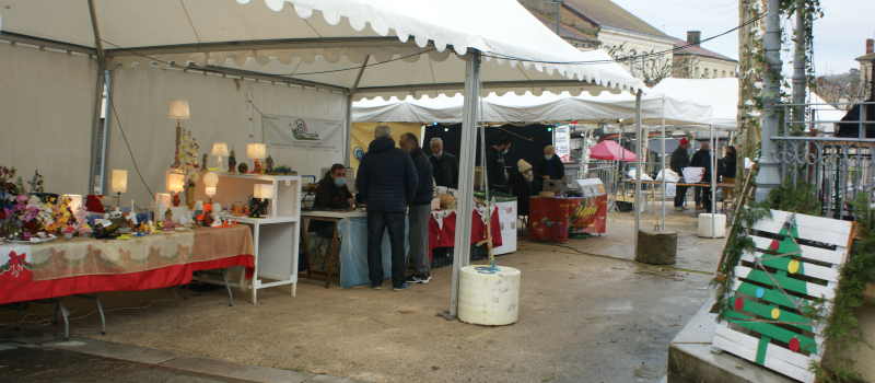 Marché de Noël organisé par Vic  Kiosque les 3 et 4 décembre et lancement des fêtes le 2 décembre !