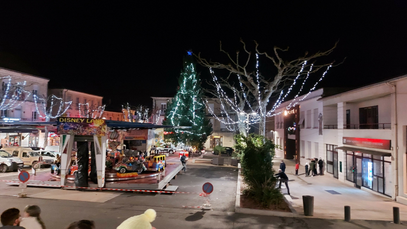 Venez accrocher votre voeu dans l'arbre de Noël de la mairie !