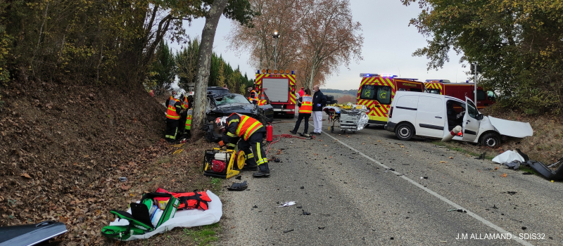 Spectaculaire accident de la route: les victimes s'en sortent miraculesement