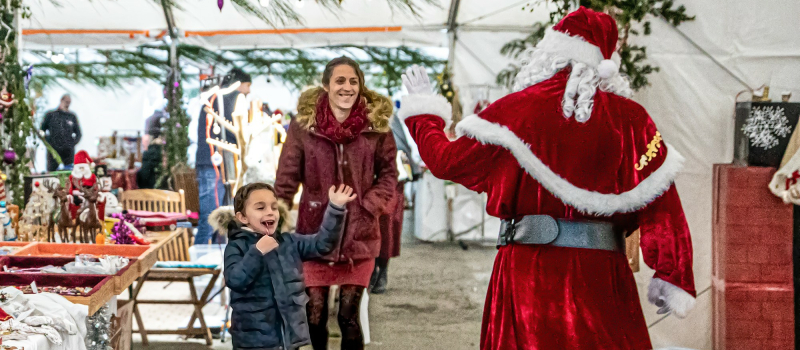 Un marché de Noël qui sort du chapiteau à Nogaro