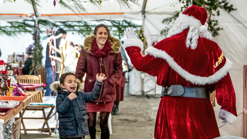 Un marché de Noël qui sort du chapiteau à Nogaro
