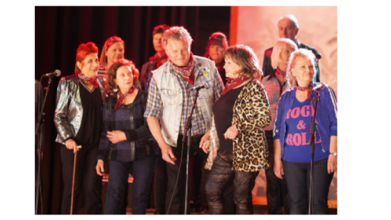 La chorale des Pops Castafiores en ouverture de la projection du film "Choeur de rockers"