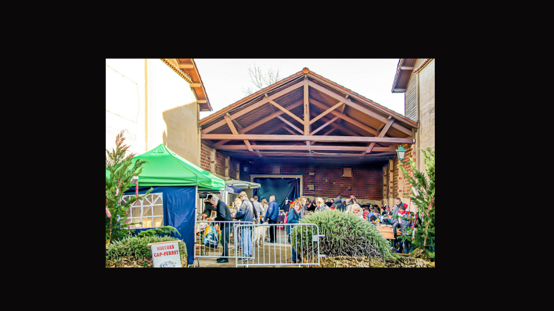 Marché de Noël joyeux et archiplein à la Halle aux grains du Houga