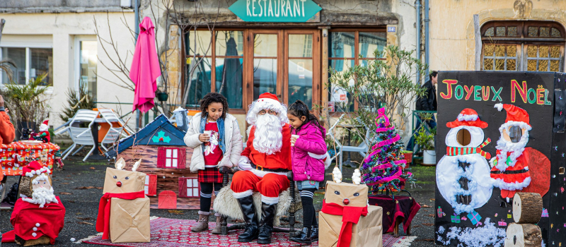 Le Père Noël très photographié au marché d'Aignan