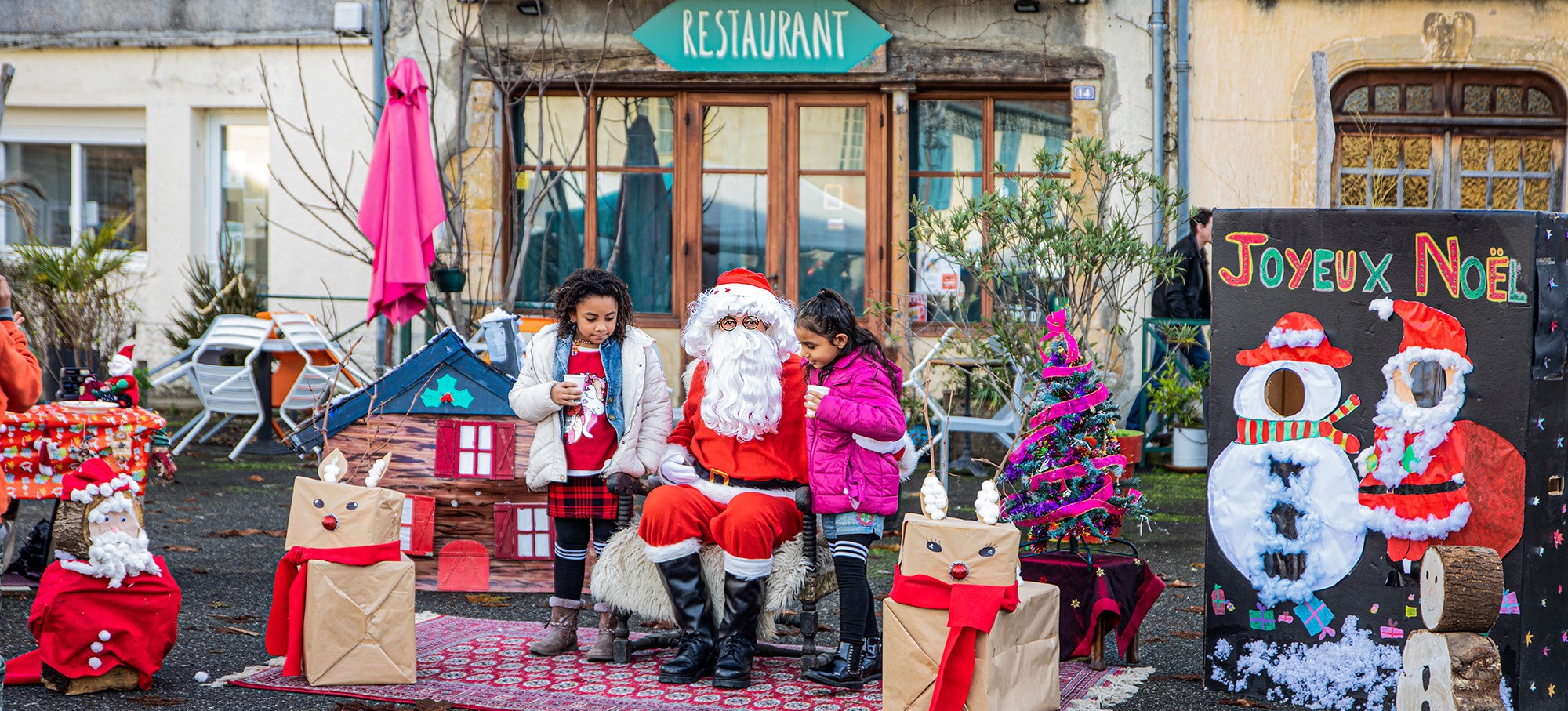 0 Le Père Noël reçoit les enfants 1bis 191222 copie.jpg