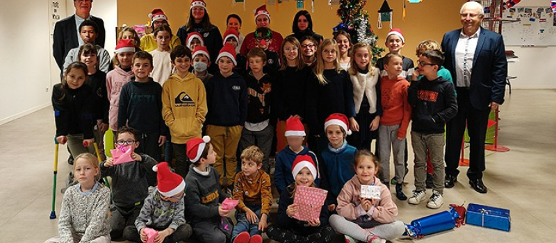Les enfants jouent au Père Noël