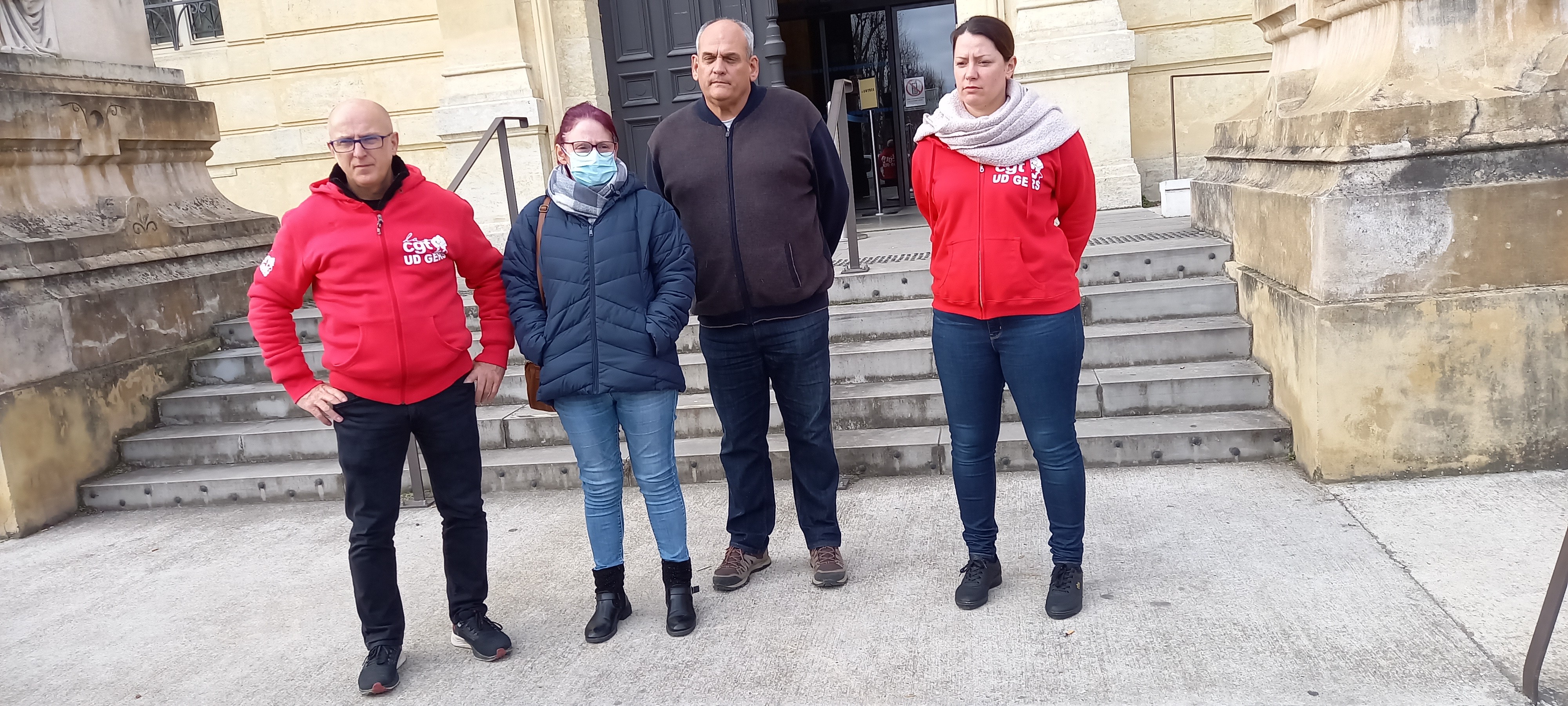 Eric Cantarutti, Lucie Mazières, Jean-Marc Regnault et Agnès Bouché devant le tribunal d'Auch.