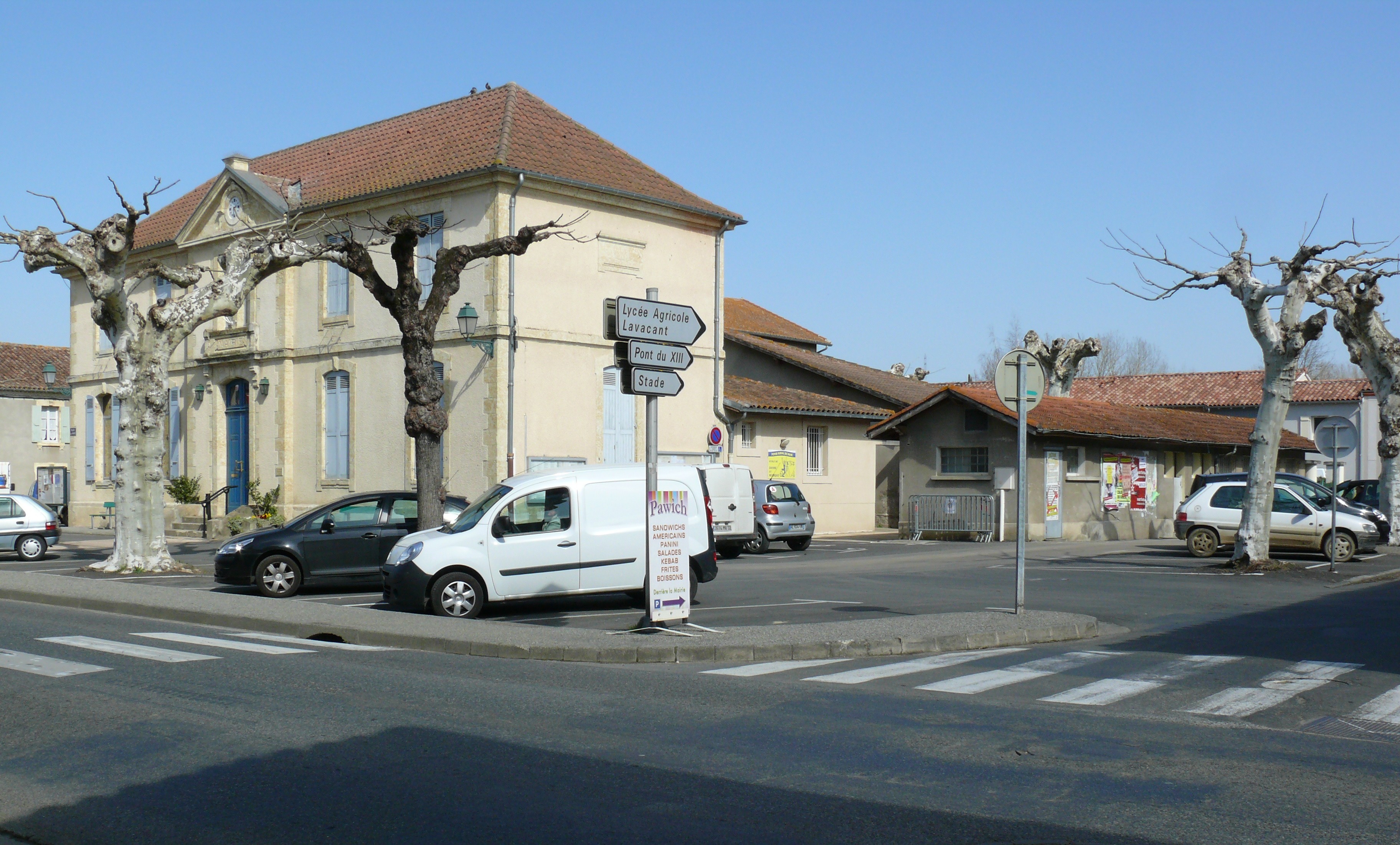 Centre bourg Pavie.JPG